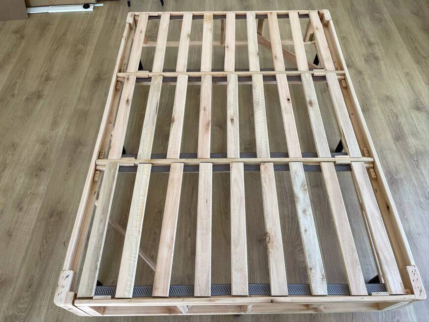 imagem de um estrado de cama de madeira montado